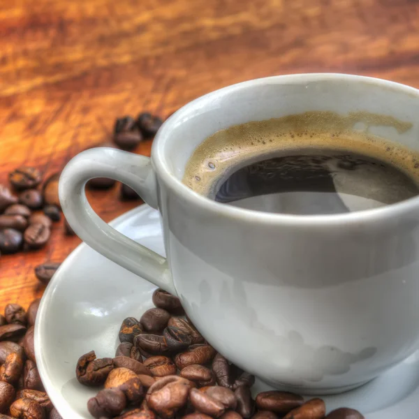 Tasse de café sur une table en bois — Photo