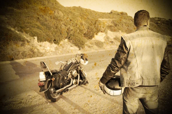 Motociclista pela estrada — Fotografia de Stock