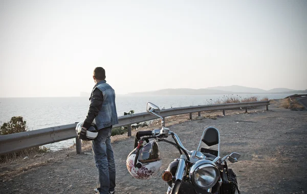 Biker und Motorrad am Meer — Stockfoto