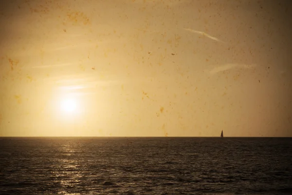 Barca al tramonto in tono vintage — Foto Stock