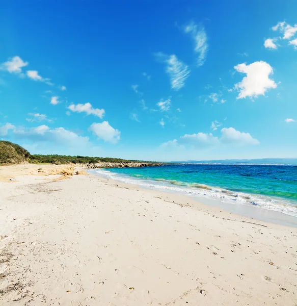 Turkoois water door de kust — Stockfoto