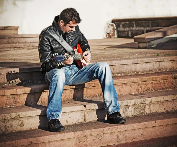 Guitariste dans les escaliers dans un ton vintage — Photo