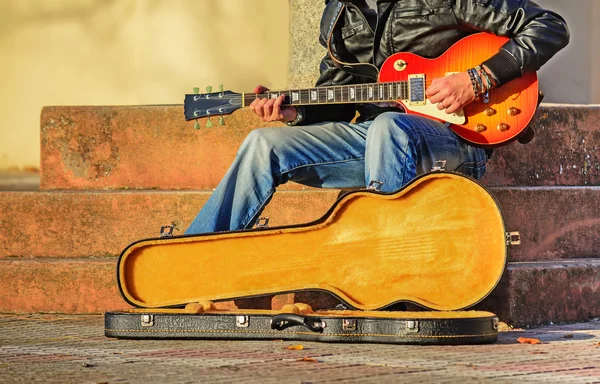 Guitar player with open guitar case — Stock Photo, Image