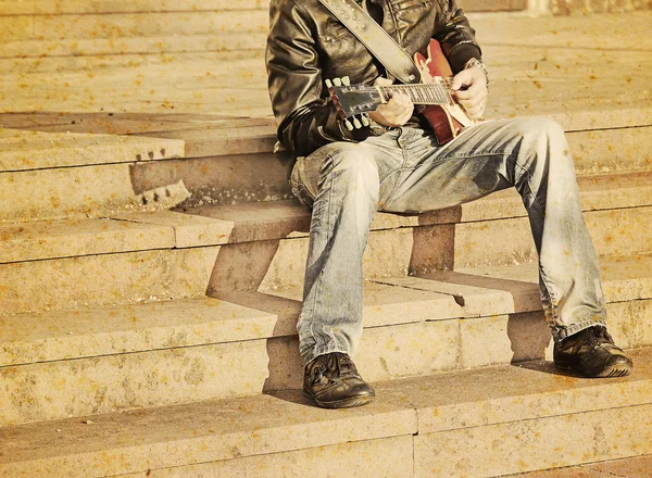 Guitariste dans les escaliers en ton vintage — Photo