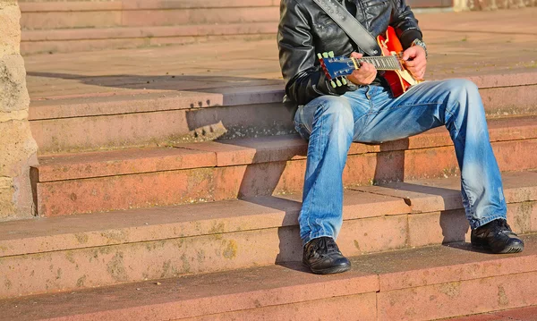 Гитарист на лестнице — стоковое фото