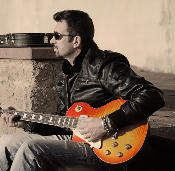 gitar çalan vintage tonda gün batımında