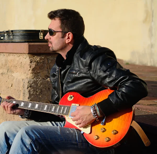 Guitarrista ao pôr do sol — Fotografia de Stock