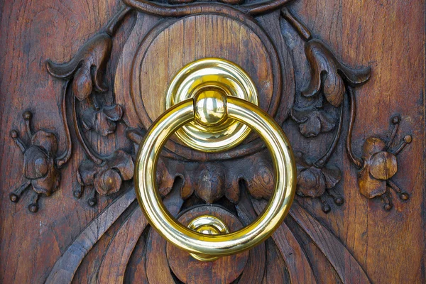 Knocker in a wooden door — Stock Photo, Image