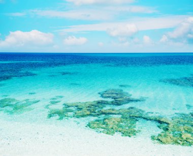 Stintino shore bir bulutlu gökyüzü altında