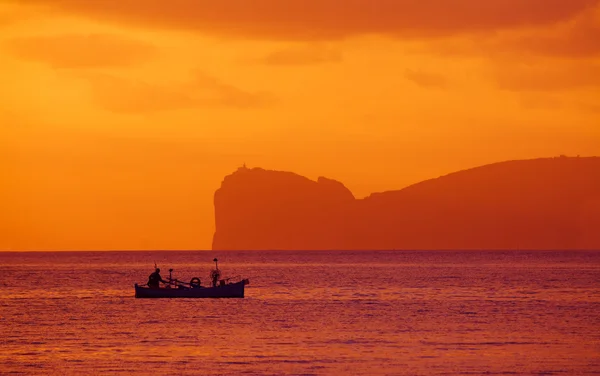 Fiskebåt vid solnedgången — Stockfoto