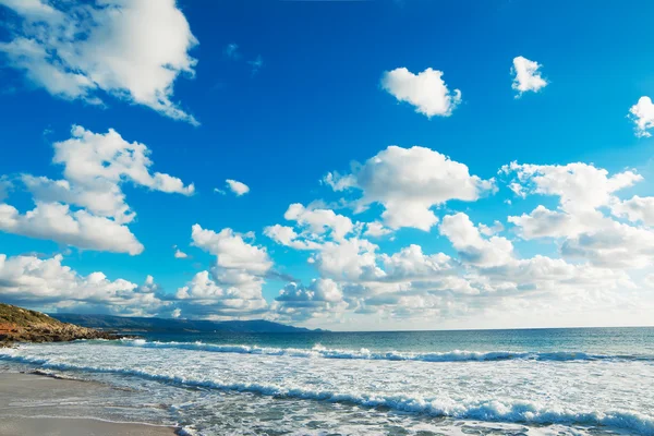 Praia sob nuvens — Fotografia de Stock