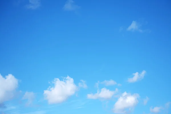Miękkie chmury w błękitne niebo — Zdjęcie stockowe