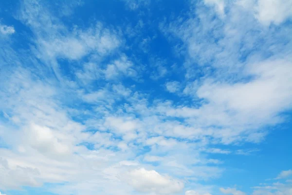 Белые облака, голубое небо — стоковое фото