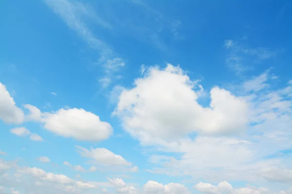 Ciel bleu et blanc — Photo