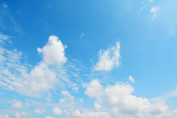 白と青の空 — ストック写真