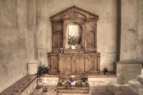 Dřevěný oltář v italském kostele v vintage tón — Stock fotografie