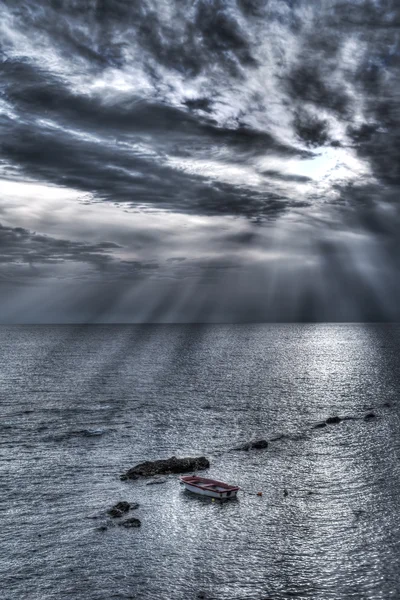 Bateau en bois seul dans la mer — Photo