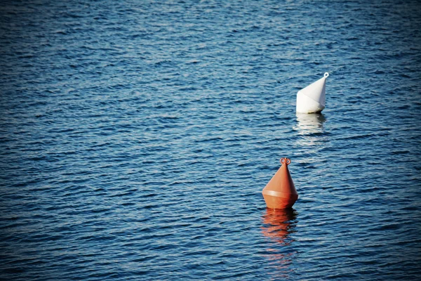 Bouées dans l'eau dans un ton vintage — Photo