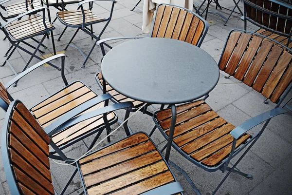 Tables et chaises de restaurant métallique — Photo