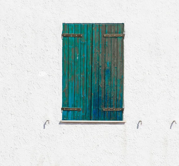 Grünes Fenster — Stockfoto