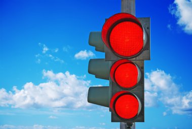 üç kırmızı ışıkları ile trafik ışık