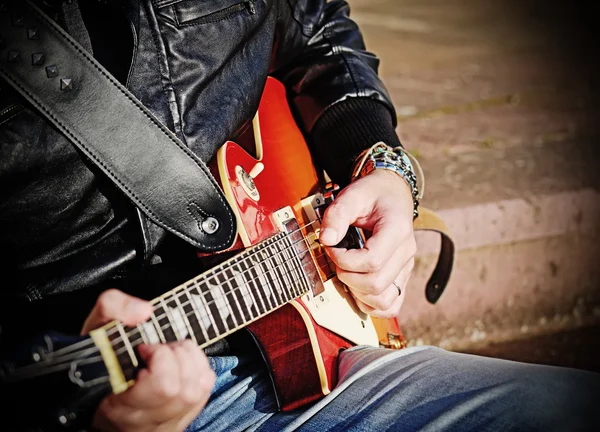 Guitar player with electric guitar — Stock Photo, Image