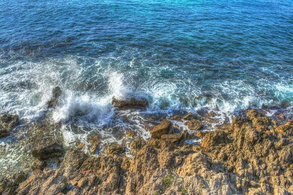 Hullámok feltörése barna sziklák — Stock Fotó