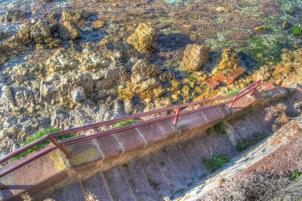 Escaleras a la costa rocosa —  Fotos de Stock