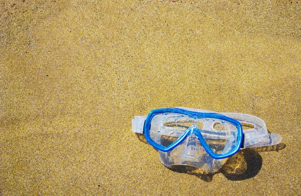 Маска для дайвінгу на золотому пляжі — стокове фото