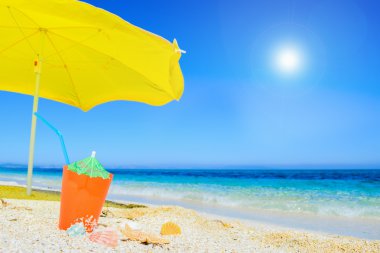 şemsiye ve parlayan bir güneş altında kokteyl