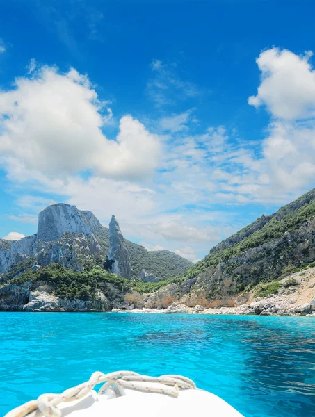 Chegando Cala Goloritze em um barco branco sob nuvens — Fotografia de Stock