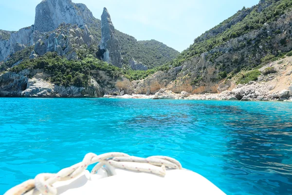 Llegar a Cala Goloritze en un barco blanco — Foto de Stock