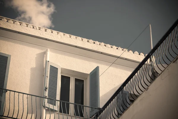 Ventana azul bajo un cielo colorido en tono vintage —  Fotos de Stock