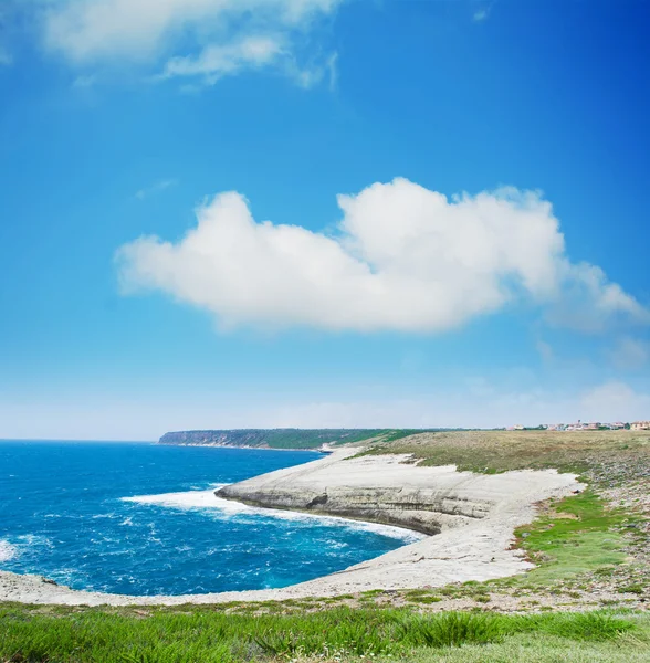 Sardinië kustlijn onder een blauwe lucht — Stockfoto