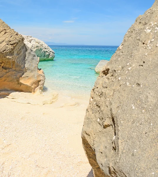 Cala Mariolu shore kayalarda — Stok fotoğraf