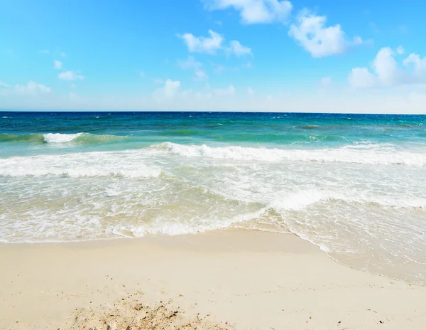 Poetto beach under en blå himmel — Stockfoto