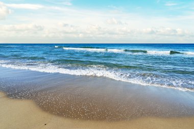 platamona beach bir bulutlu gökyüzü altında