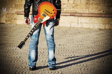 Arkadan Görünüm bir gitarla duran bir gitarist