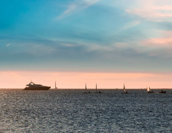 Voiliers et voiliers au coucher du soleil — Photo