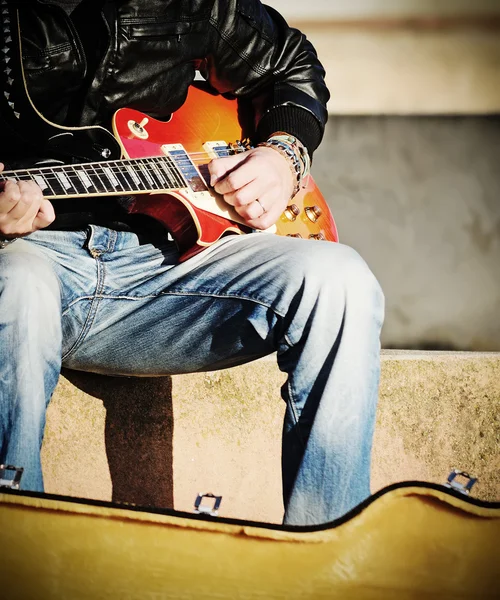 Close up de um guitarrista tocando em efeito vintage — Fotografia de Stock