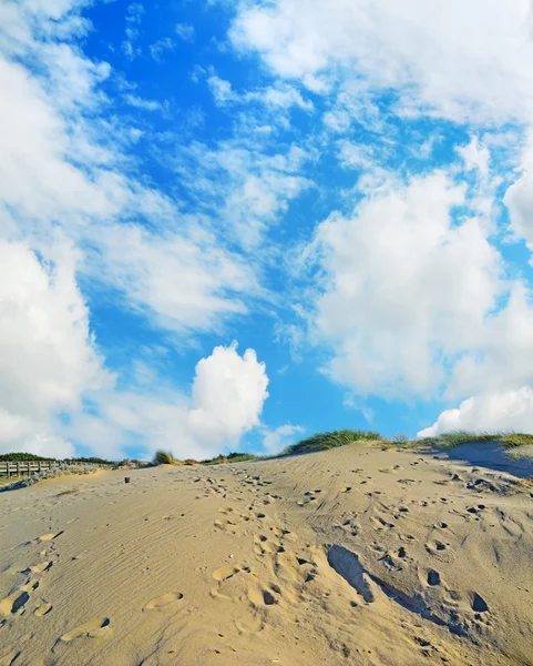 Песчаная дюна под облачным небом — стоковое фото