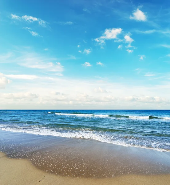 Platamona plaży przy zachmurzonym niebie — Zdjęcie stockowe