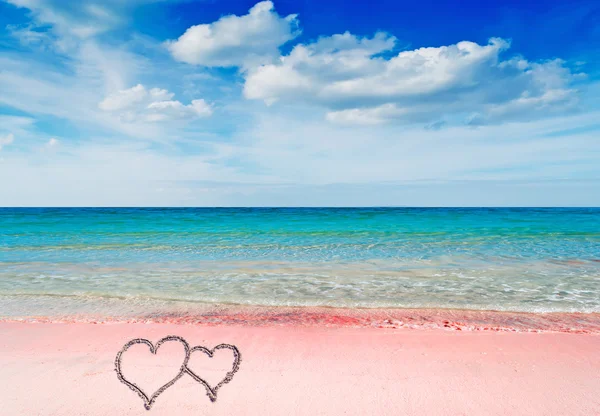 Corazones en una playa rosa — Foto de Stock