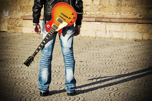 Achteraanzicht van een gitarist die permanent met een gitaar — Stockfoto