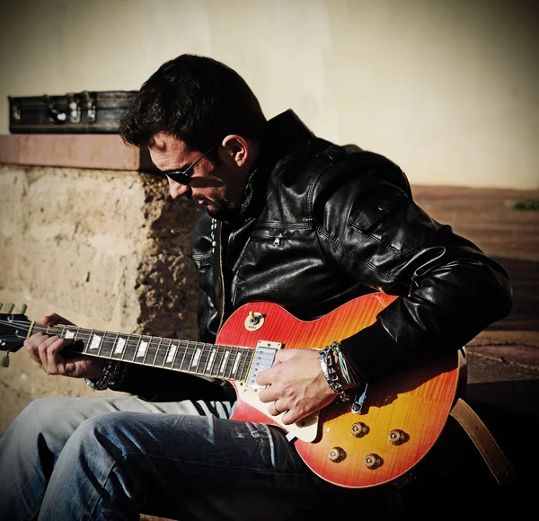 Guitariste dans les escaliers — Photo