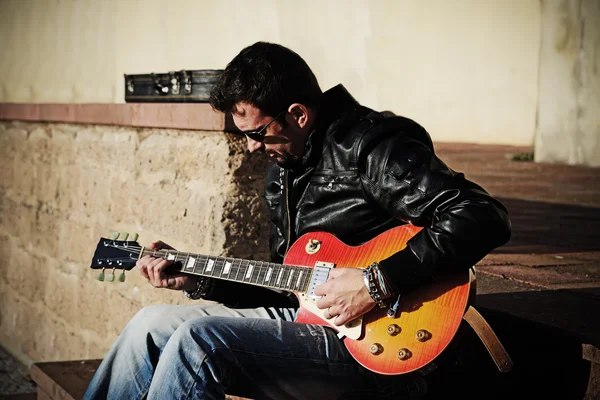 Guitariste dans les escaliers — Photo