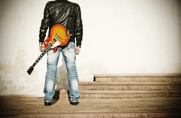 adam gitar omzunun üzerine