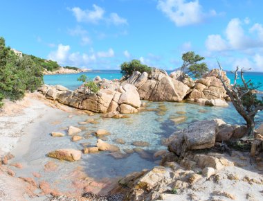 Capriccioli beach bir bulutlu gökyüzü altında