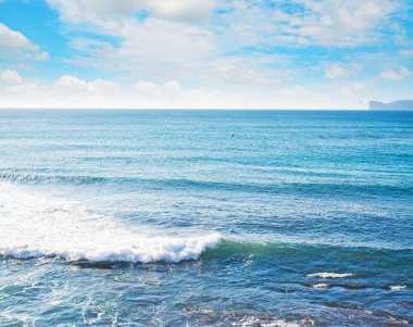 arka planda Capo Caccia ile Alghero'da dalgalar
