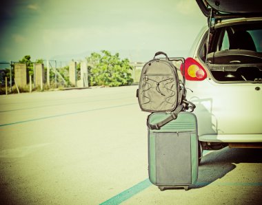 Çantalar tarafından araba bagajı